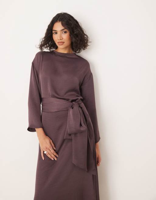 ASOS DESIGN – Wiązana w talii satynowa sukienka maxi z długim rękawem w zgaszonym fioletoworóżowym kolorze