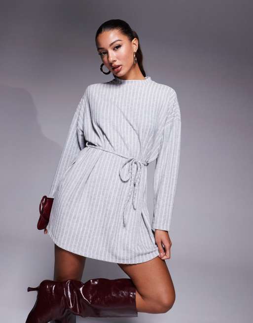 ASOS DESIGN – Wiązana w talii trapezowa bardzo miękka sukienka mini z szerokimi prążkami w szarym kolorze
