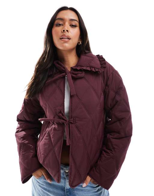 ASOS DESIGN – Wiązana z przodu bordowa pikowana kurtka z kołnierzem z falbanką