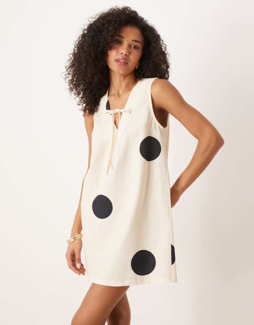 ASOS DESIGN – Wiązana z przodu sukienka mini z domieszką lnu we wzór w groszki