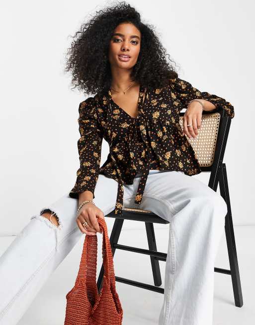 ASOS DESIGN – Wiązany na szyi top w pomarańczowe kwiaty z długimi rękawami, baskinką i dekoltem w kształcie litery V 