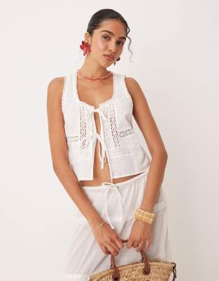 ASOS DESIGN – Wiązany z przodu fakturowany biały top plażowy z koronkowymi wstawkami