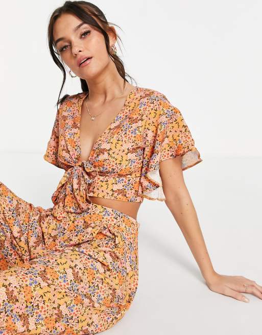 ASOS DESIGN – Wiązany z przodu krótki top z rozszerzanymi rękawami w kwiatowy wzór – część zestawu