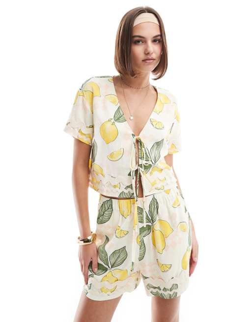 ASOS DESIGN – Wiązany z przodu top we wzór w cytryny i z obszyciem w zygzaki