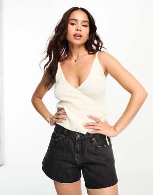 ASOS DESIGN - Wickel-Camisole aus Strick in Creme mit verschiedenen Ziernähten-Weiß