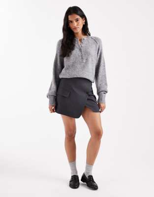 ASOS DESIGN - Wickel-Minirock in Grau mit Knopf- und Taschendetail