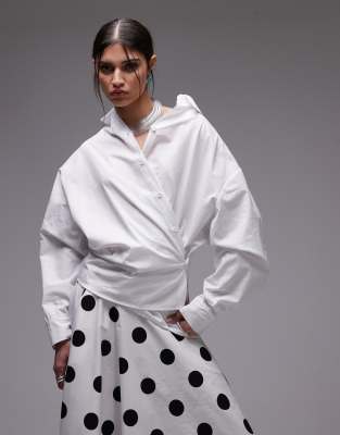 ASOS DESIGN - Wickel-Oberteil aus Popeline in Weiß mit geraffter Taille