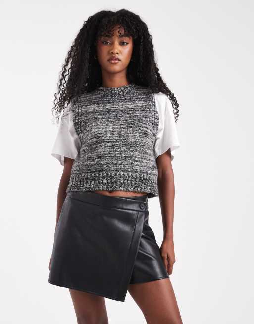 ASOS DESIGN – Wickel-Skort aus Kunstleder in Schwarz mit Knopfverzierung, 3 von 5