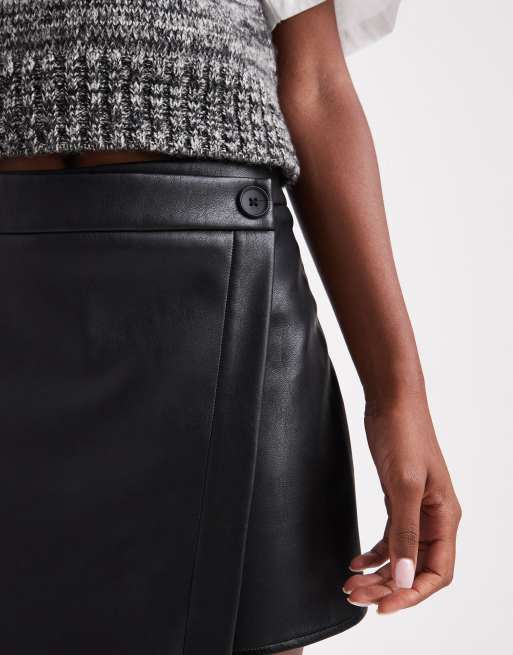 ASOS DESIGN – Wickel-Skort aus Kunstleder in Schwarz mit Knopfverzierung, 5 von 5