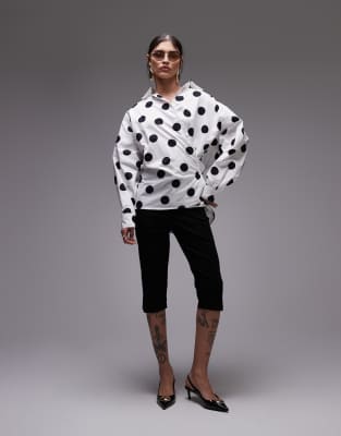 ASOS DESIGN - Wickelhemd aus Popeline mit Punktmuster und gerafftem Detail-Bunt