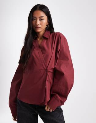 ASOS DESIGN - Wickelhemdbluse in Burgunderrot mit Cocoon-Ärmeln