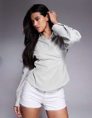 ASOS DESIGN - Wickelhemdbluse mit Cocoon-Ärmeln und grünen Streifen