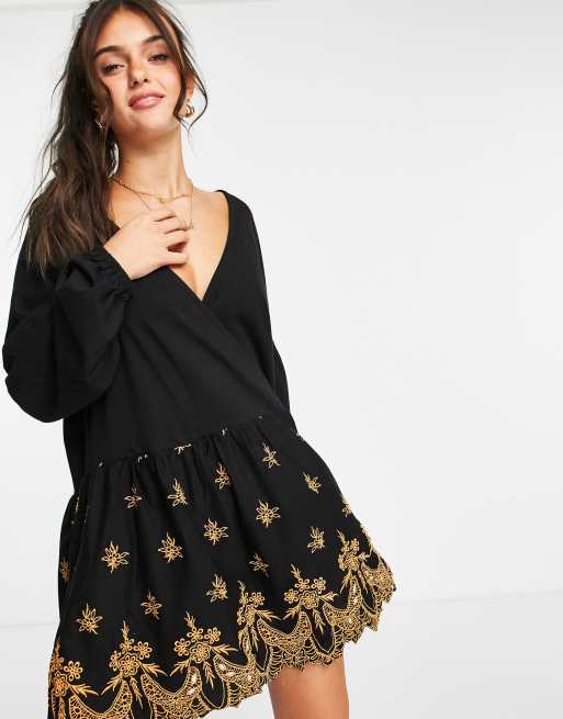 ASOS DESIGN – Wickelkleid in Schwarz mit goldfarbener Durchbruchstickerei