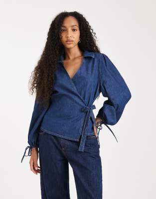 ASOS DESIGN - Wickeloberteil aus Denim in Indigoblau mit Ballonärmeln