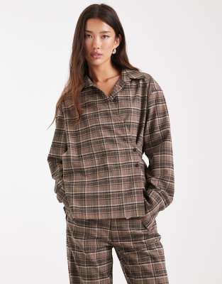 ASOS DESIGN - Wickeloberteil aus Wollmix in Creme kariert-Weiß