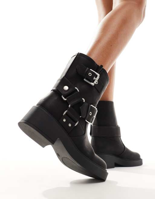 ASOS DESIGN Wide Fit Aim Ankle Boots im Motorradstil in Schwarz mit Gurtdetail