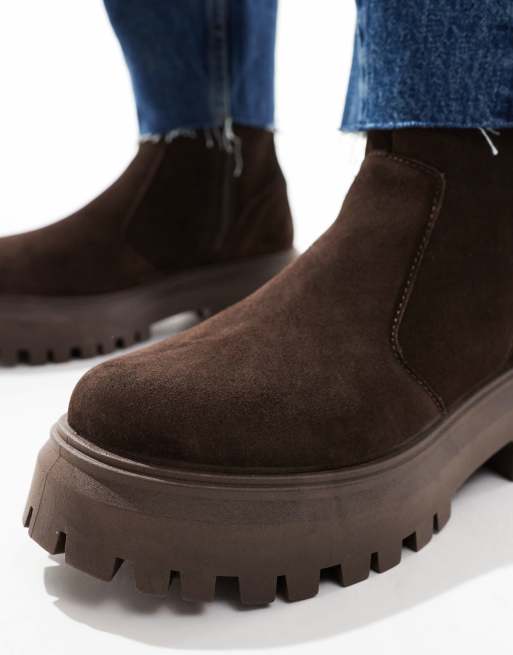 ASOS DESIGN Wide Fit Antigua Chelsea Stiefel aus Wildleder in Braun mit Socken Schaft weite Passform