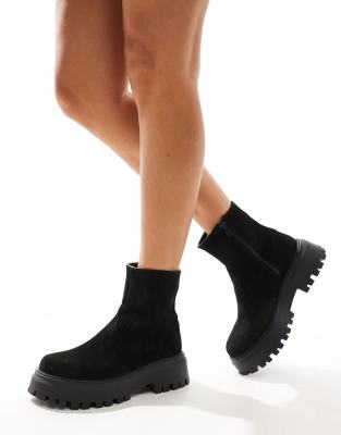 ASOS DESIGN Wide Fit - Antigua - Chelsea-Stiefel aus Wildleder in Schwarz mit Socken-Schaft, weite Passform