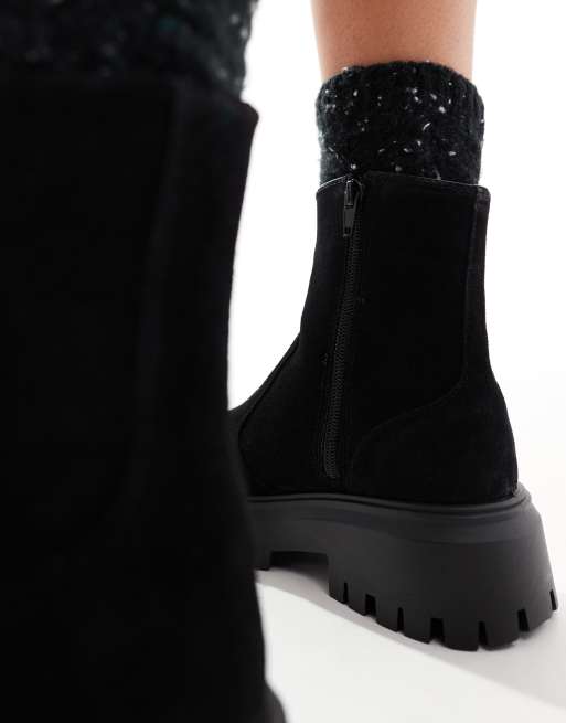 ASOS DESIGN Wide Fit Antigua Chelsea Stiefel aus Wildleder in Schwarz mit Socken Schaft weite Passform