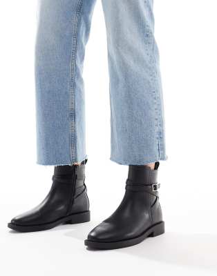 ASOS DESIGN Wide Fit - Aria - Flache Chelsea-Stiefel in Schwarz mit Schnallendetail, weite Passform