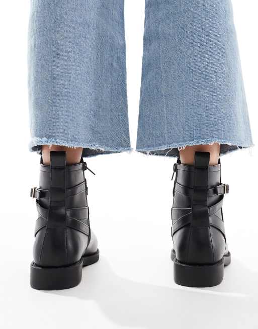 ASOS DESIGN Wide Fit Aria Flache Chelsea Stiefel in Schwarz mit Schnallendetail weite Passform