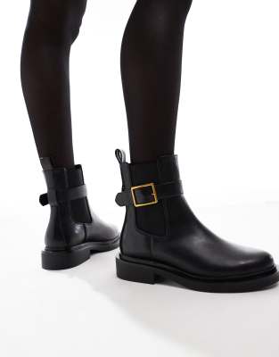 ASOS DESIGN Wide Fit - Aurora - Flache Stiefel in Schwarz mit Schnallenriemen, weite Passform