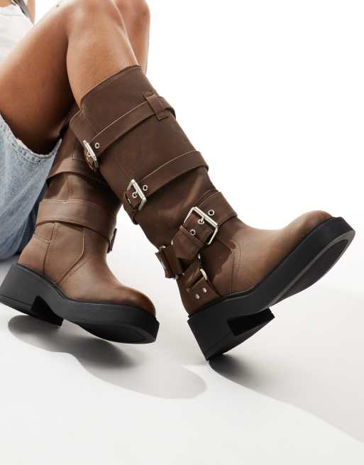 ASOS DESIGN Wide Fit – Captain – Brązowe botki do kolan typu biker z klamrami, 2 z 4