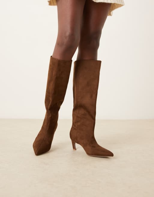 ASOS DESIGN Wide Fit – Carmel – Chokladbruna, knähöga boots i mockaimitation och dra på-modell med taxklackar och bred passform
