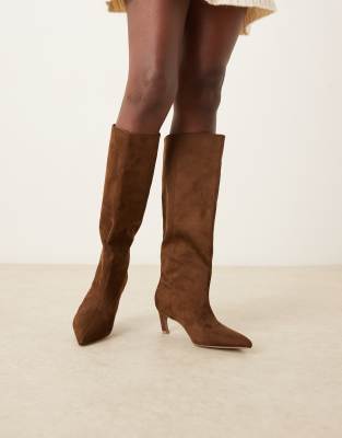 ASOS DESIGN Wide Fit - Carmel - Kniehohe Wildlederimitat-Stiefel zum Hineinschlüpfen in Schokobraun mit Kitten-Heel, wei...