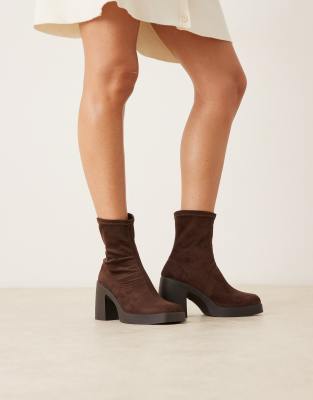 ASOS DESIGN Wide Fit - Edison - Hautenge Absatzstiefel aus Wildlederimitat in Schokobraun mit eckiger Zehenpartie und di...