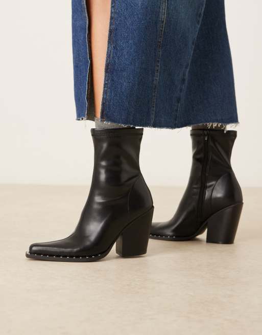 ASOS DESIGN Wide Fit – Emrys – Czarne buty do kostki z elastyczną cholewką na obcasie kowbojskim