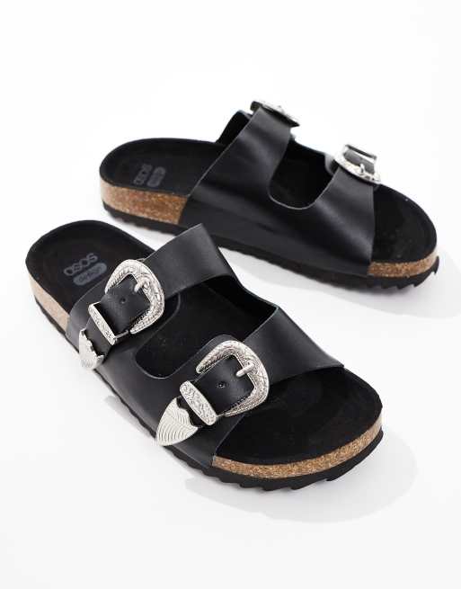 ASOS DESIGN Wide Fit Famous Sandalen in Schwarz mit zwei Riemen und Western Details in weiter Passform