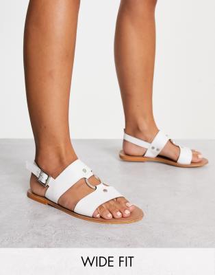 ASOS DESIGN Wide Fit - Fancy - Flache Ledersandalen in gebrochenem Weiß mit Ring- und Nietenverzierung, weite Passform