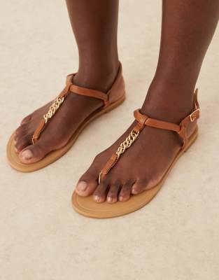 ASOS DESIGN Wide Fit - Fancy - Flache Sandalen aus Leder in Hellbraun mit Ketten-Detail, weite Passform