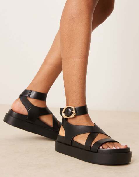ASOS DESIGN Wide Fit - Farrah - Sorte sandaler med krydsende remme og formstøbt sål - view 1