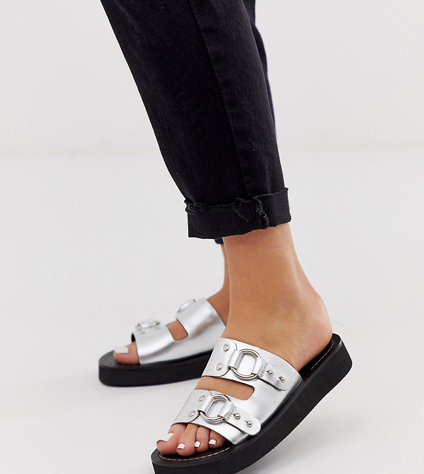 ASOS DESIGN – Wide Fit – Ficton – Silverfärgade platta sandaler i läder med metalldetalj
