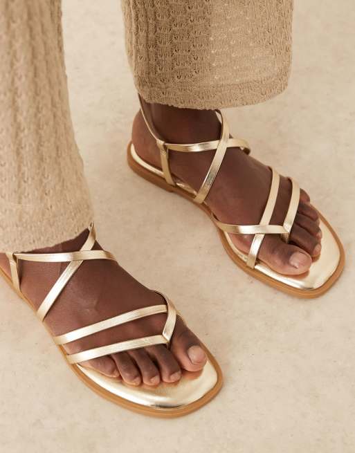 ASOS DESIGN Wide Fit – Fierce – Złote sandały z paseczkami, 2 z 4