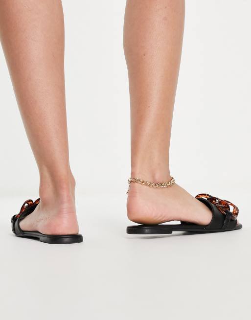 ASOS DESIGN Wide Fit – Fife – Czarne płaskie klapki z łańcuchem, 3 z 4