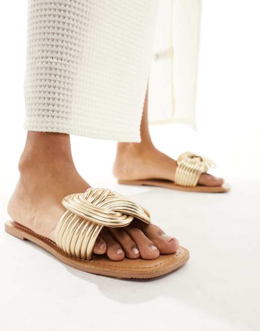 ASOS DESIGN - Wide Fit - Fifi - Flade, vævede mule-sandaler i guldfarve, 3 af 4
