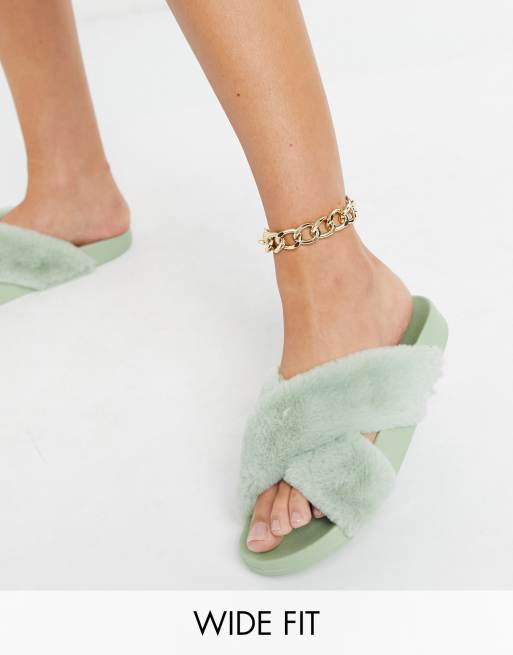ASOS DESIGN Wide Fit – Fiona – Flauschige Slider mit überkreuzten Riemen in Salbeigrün