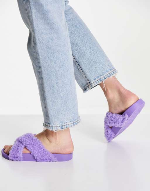 ASOS DESIGN Wide Fit Fiona sherpa sliders in purple, 2 of 4