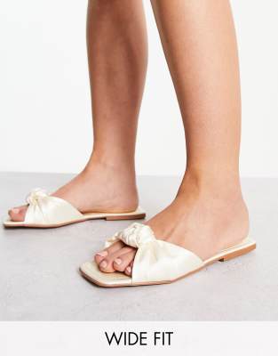 ASOS DESIGN Wide Fit - Firefly - Flache Sandalen aus weißem Satin mit Zierknoten, weite Passform