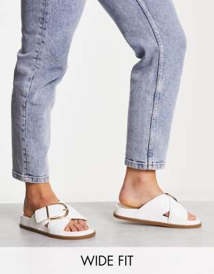 ASOS DESIGN Wide Fit - Flash - Flache Sandalen in Weiß mit überkreuzten Riemen und Schnallen