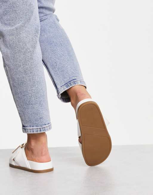 ASOS DESIGN Wide Fit – Flash – Vita sandaler med korsade remmar och spänne , 2 av 4
