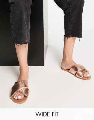 ASOS DESIGN Wide Fit - Flock - Flache Sandalen in Roségold mit wattierten Riemen-Goldfarben