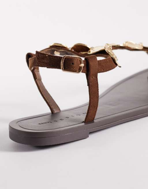 ASOS DESIGN Wide Fit Fortuna toe post flat sandals with coins in chocolate, 2 of 4