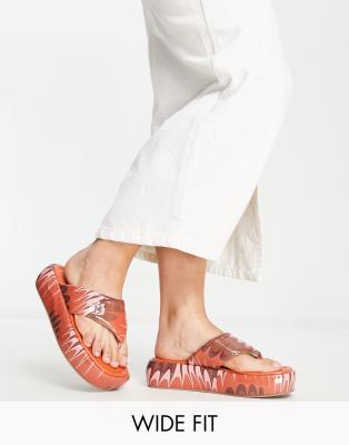 ASOS DESIGN Wide Fit ASOS DESIGN Wide Fit Francesca flatform flat sandals in retro print - MULTI