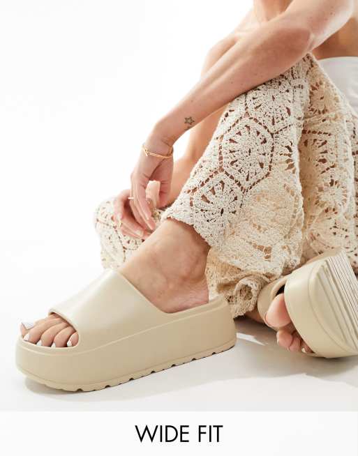 FhyzicsShops DESIGN Wide Fit – Freedom – Naturvita tofflor med mönstrad flatform-sula