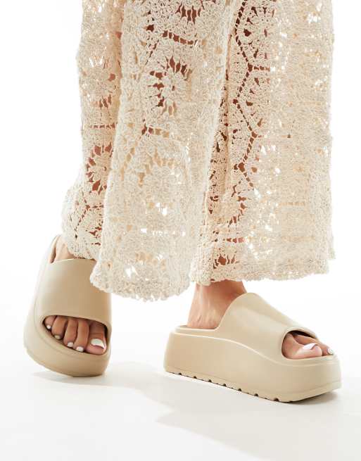 ASOS DESIGN - Wide Fit - Freedom - Sliders med rillet flatform-sål i råhvid, 2 af 4