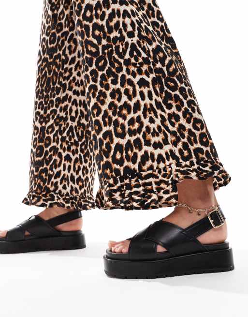 ASOS DESIGN Fudge chunky flip flops in black